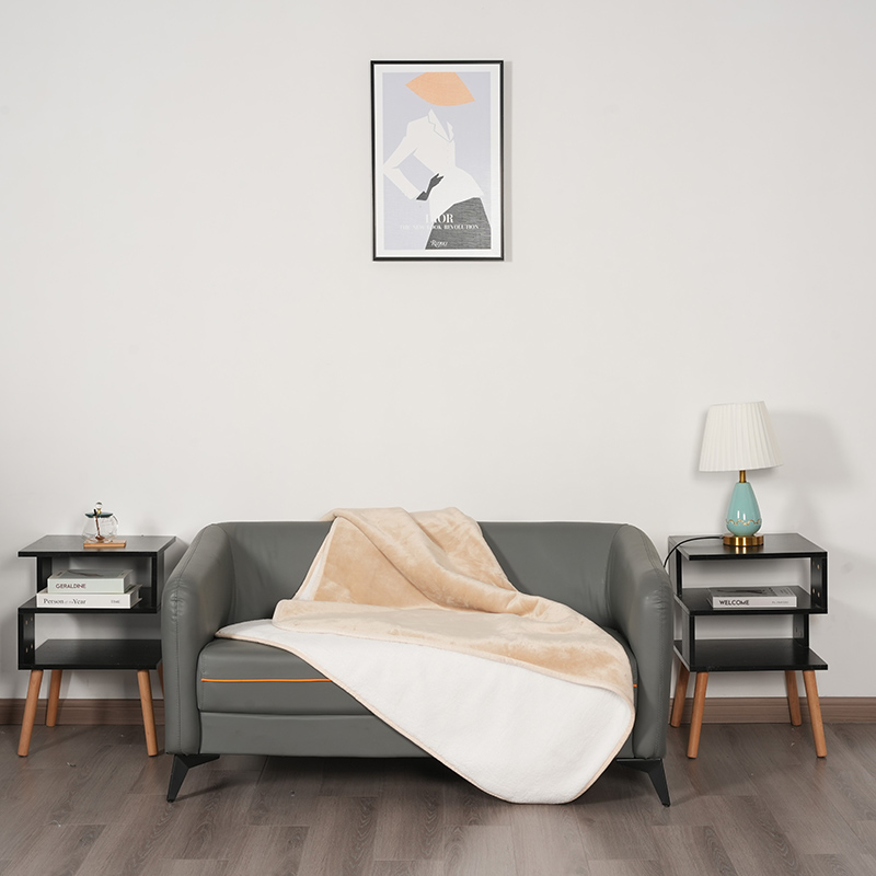 Coperta con bordo rilegato in pile polare